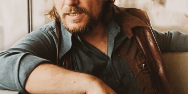 “Mona” — A Gentle Whisper from the Outlaw Heart of Waylon Jennings