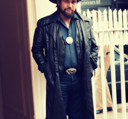 “I Can’t Keep My Hands Off of You” — Waylon Jennings Unleashes a Different Kind of Fire