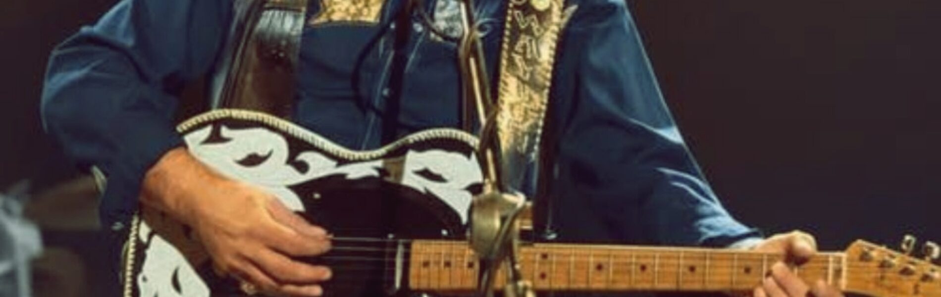 Heart on His Sleeve: Now Everybody Knows by Waylon Jennings