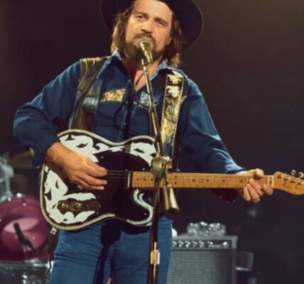Heart on His Sleeve: Now Everybody Knows by Waylon Jennings