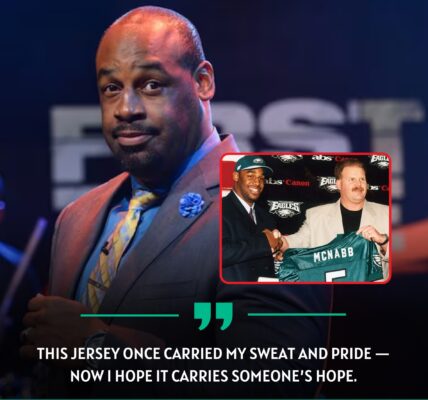 BREAKINGNEWS: Donovan McNabb sells his final NFL game-worn jersey to support a former teammate battling cancer — a gesture that brought the Eagles community to tears