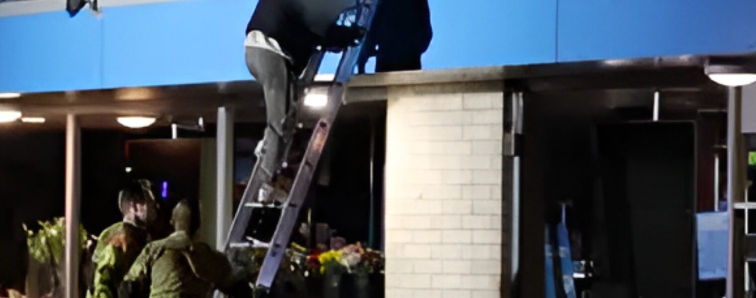 19-jarige vrouw twee uur opgesloten in parkeergarage – een komisch avontuur in Hillegom!🔥👇