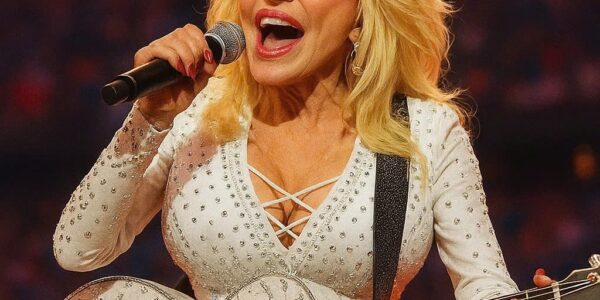 🇺🇸 Fans erupt: Dolly Parton must headline Super Bowl! One voice, one guitar, pure heart — America demands a moment that matters!