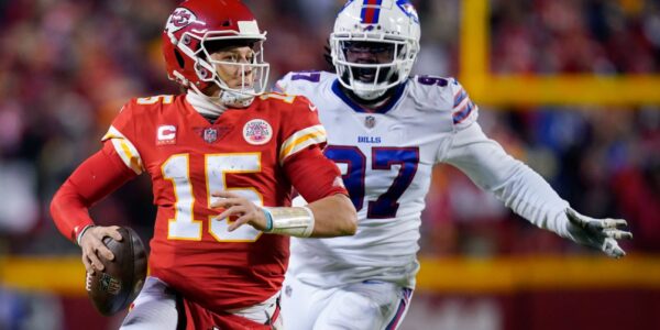 🏈 “REAL FANS DON’T RUN WHEN THINGS GET TOUGH” — KANSAS CITY CHIEFS KINGDOM REMINDS THE WORLD WHAT TRUE LOYALTY LOOKS LIKE ❤️🔥