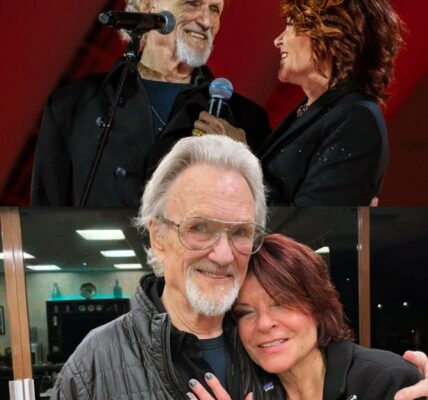 HE COULD BARELY STAND—BUT HE STILL SANG. 🎤 At the Hollywood Bowl in 2023, under soft golden lights, Kris Kristofferson walked on stage beside Rosanne Cash...