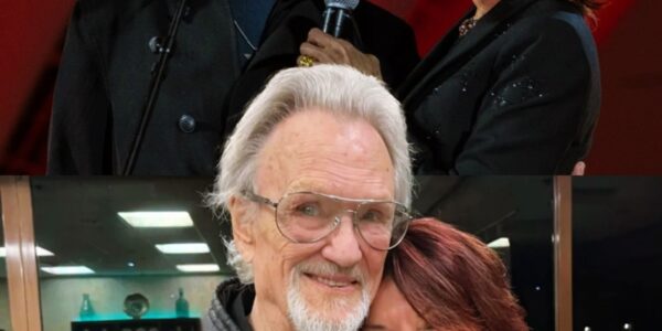 HE COULD BARELY STAND—BUT HE STILL SANG. 🎤 At the Hollywood Bowl in 2023, under soft golden lights, Kris Kristofferson walked on stage beside Rosanne Cash...