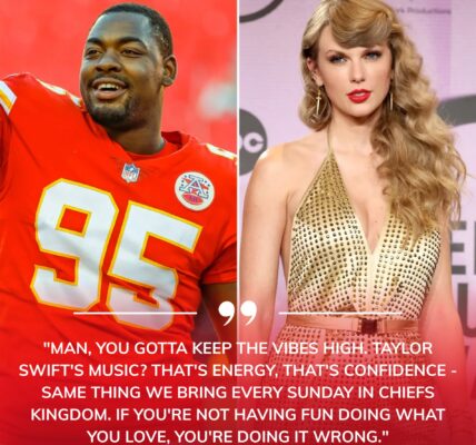 🎤 CHIEFS STAR CHRIS JONES GOES VIRAL FOR JAMMING TO TAYLOR SWIFT AT PRESS CONFERENCE — “TAYLOR’S MUSIC? THAT’S ENERGY, THAT’S CONFIDENCE — SAME THING WE BRING EVERY SUNDAY.” ❤️🏈