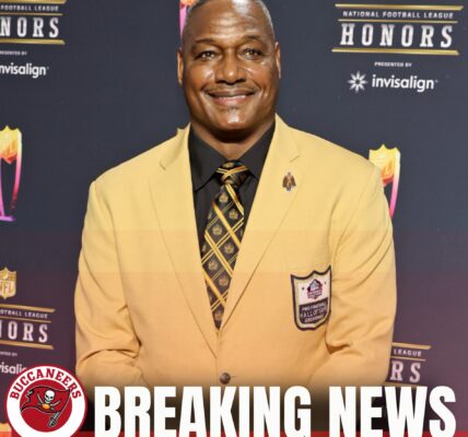 🎉 DERRICK BROOKS HONORED WITH THE NATIONAL FOOTBALL FOUNDATION GOLD MEDAL — A LEGEND WHO EMBODIES EXCELLENCE ON AND OFF THE FIELD