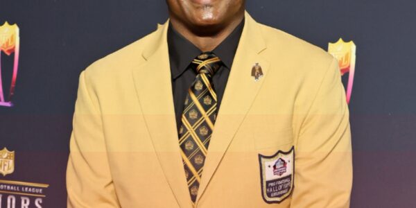 🎉 DERRICK BROOKS HONORED WITH THE NATIONAL FOOTBALL FOUNDATION GOLD MEDAL — A LEGEND WHO EMBODIES EXCELLENCE ON AND OFF THE FIELD