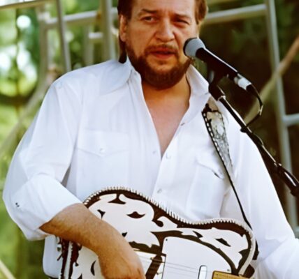 THE OUTLAW’S CONFESSION: The lights burned low, and the crowd roared with that wild energy only Waylon Jennings could summon. Then came the opening chords of “I’ve Always Been Crazy” — a song that wasn’t just performed, it was lived.