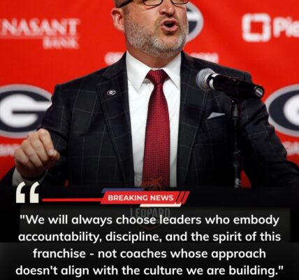 GΕΟᎡGΙΑ ЅΤUΝЅ ϹΟᏞᏞΕGΕ ᖴΟΟΤΒΑᏞᏞ ᎳΟᎡᏞᎠ — ᎡΕЈΕϹΤЅ ΤᎳΟ ЅUΡΕᎡ ΒΟᎳᏞ–ᎳΙΝΝΙΝG ϹΟΑϹΗΕЅ, ϹΙΤΕЅ “ϹUᏞΤUᎡΕ ΟᏙΕᎡ ᖴΑΜΕ”