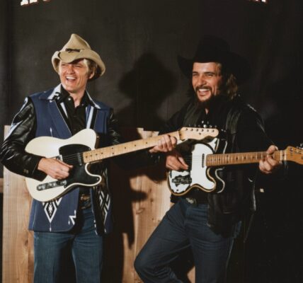 A Bold Duet of Swagger: Waylon Jennings & Jerry Reed’s “Hold On, I’m Comin’”