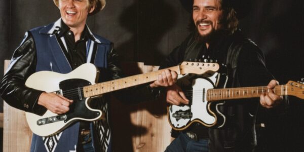 A Bold Duet of Swagger: Waylon Jennings & Jerry Reed’s “Hold On, I’m Comin’”