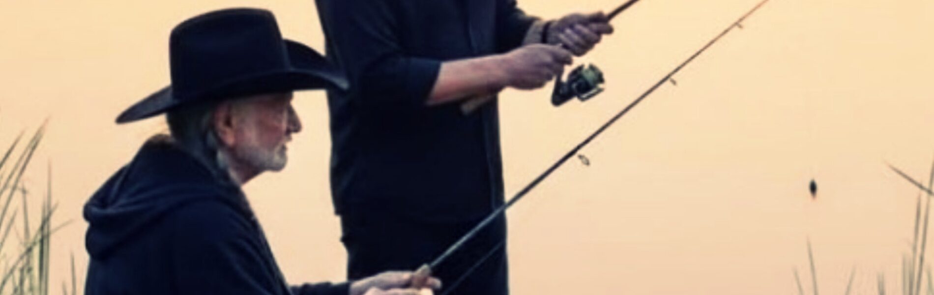 When the news spread that Kris Kristofferson’s memory was fading, Nashville grew quiet. One morning, a familiar tour bus rolled up his long driveway — Willie Nelson’s old silver eagle...