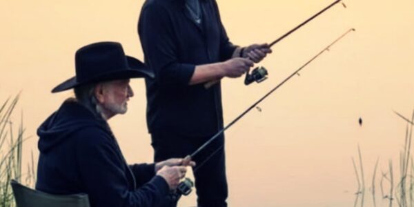 When the news spread that Kris Kristofferson’s memory was fading, Nashville grew quiet. One morning, a familiar tour bus rolled up his long driveway — Willie Nelson’s old silver eagle...