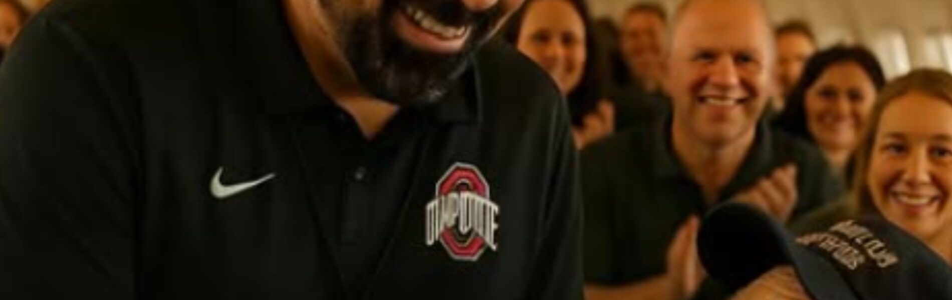 A Quiet Gesture at 30,000 Feet: The Day a Coach Turned a Routine Flight Into a Lesson in Humanity