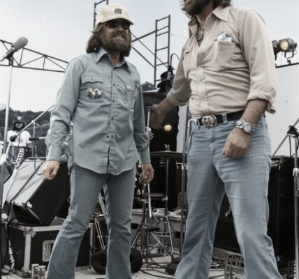 Blackjack County Chains – Waylon Jennings & Willie Nelson: A Chain Gang Ballad Sung by Two Outlaws