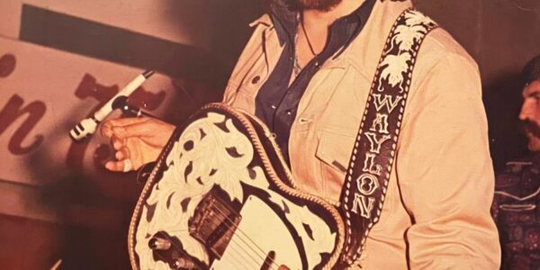 Two Streaks of Steel – Waylon Jennings: A Love Divided by the Rails of Goodbye