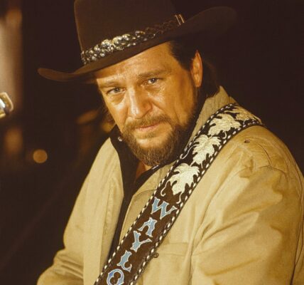 “THE NIGHT WAYLON’S BLACK HAT TURNED INTO OUTLAW LEGEND.” Most fans remember Waylon Jennings’ 1984 Austin performance for the fire in his voice...