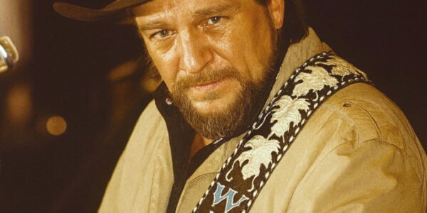 “THE NIGHT WAYLON’S BLACK HAT TURNED INTO OUTLAW LEGEND.” Most fans remember Waylon Jennings’ 1984 Austin performance for the fire in his voice...