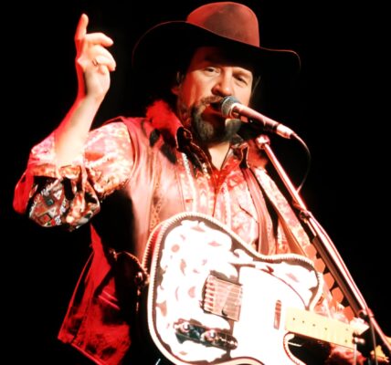 HE DIDN’T BREAK RULES — HE JUST REFUSED TO LIVE BY SOMEONE ELSE’S. Waylon Jennings was never the kind of man who waited for permission...