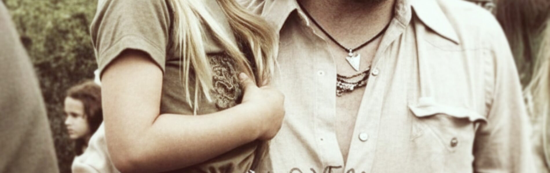 Let’s listen to “Baby, Don’t Be Looking in My Mind” by Waylon Jennings