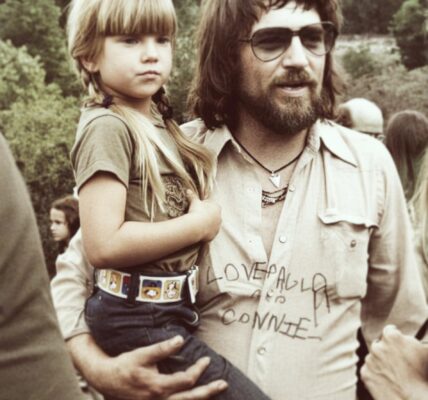 Let’s listen to “Baby, Don’t Be Looking in My Mind” by Waylon Jennings