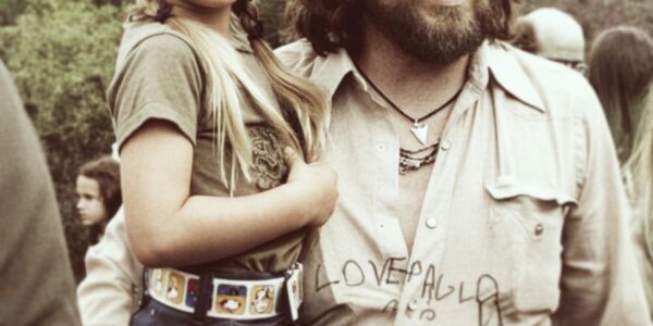 Let’s listen to “Baby, Don’t Be Looking in My Mind” by Waylon Jennings