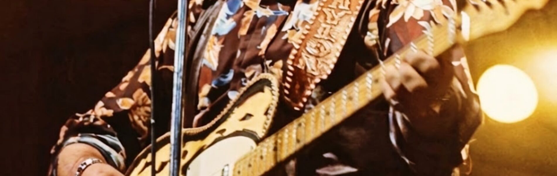 “THIS WAS THE HIT THAT PUSHED WAYLON OUT OF HIS ‘SAFE ZONE’—AND STRAIGHT INTO THE OUTLAW WORLD.” People still talk about the way Waylon sounded that day in 1970 when he walked into RCA Studio B with “The Taker” in his hand...