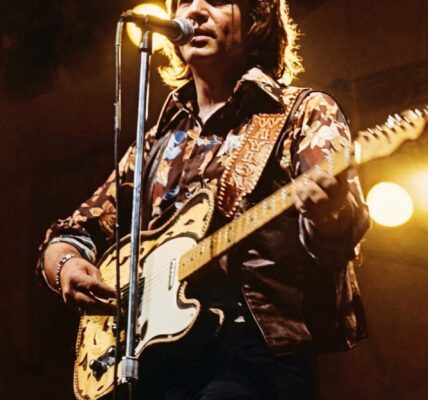 “THIS WAS THE HIT THAT PUSHED WAYLON OUT OF HIS ‘SAFE ZONE’—AND STRAIGHT INTO THE OUTLAW WORLD.” People still talk about the way Waylon sounded that day in 1970 when he walked into RCA Studio B with “The Taker” in his hand...