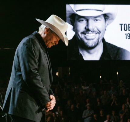 Alan Jackson Honors Toby Keith With a Heartbreaking Performance of “Where Were You” in Front of 80,000 Fans