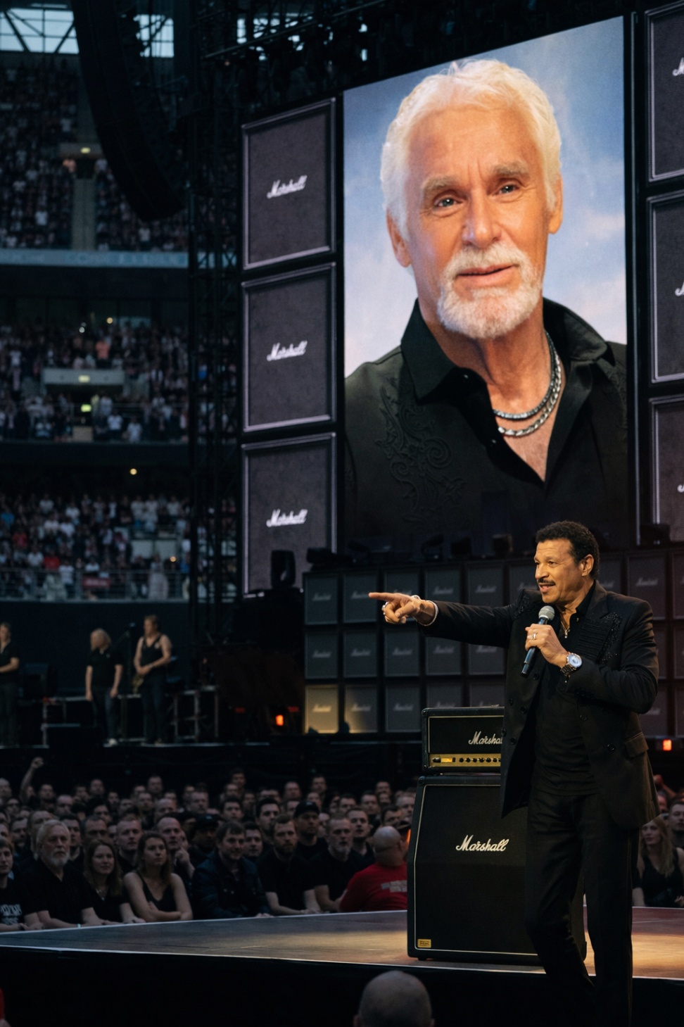 Lionel Richie paused, honored Kenny Rogers’ memory, crowd silent, hearts united in grief.